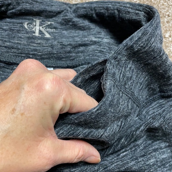 4/$24🦩 Calvin Klein Gray Capri Leggings - Picture 5 of 9